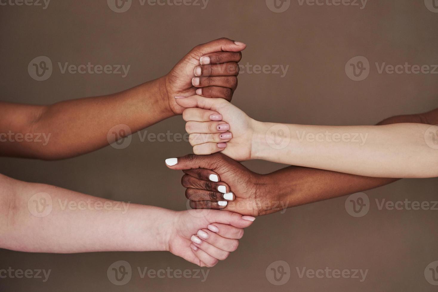 Seitenansicht der Frauenhände in Geste. Vorstellung von Erfolg foto