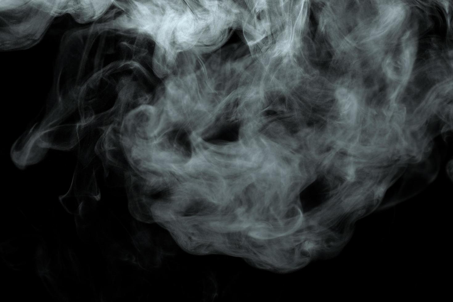 abstrakter pulver- oder raucheffekt lokalisiert auf schwarzem hintergrund foto