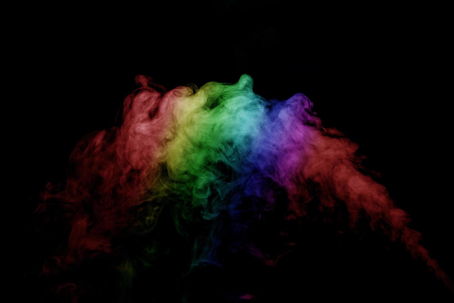 abstrakter Rauch isoliert auf schwarzem Hintergrund, Regenbogenpulver foto