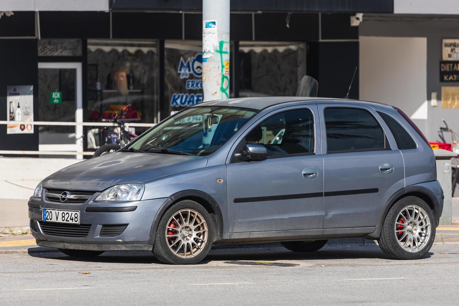 antalya türkei 04. märz 2022 silberner opel corsa wird an einem warmen tag auf der straße geparkt foto