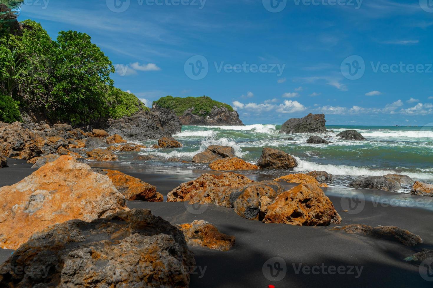 natürlicher blick auf die küste in indonesien bei sonnigem wetter. Karang Tawulan Strandtourismus in Indonesien foto