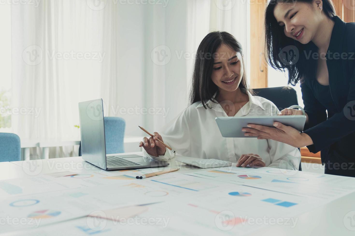 business meeting concept.coworkers team arbeitet an neuem startup-projekt im modernen büro.analysieren sie geschäftsdokumente mit touch-tablet.unscharfer hintergrund.horizontal. foto