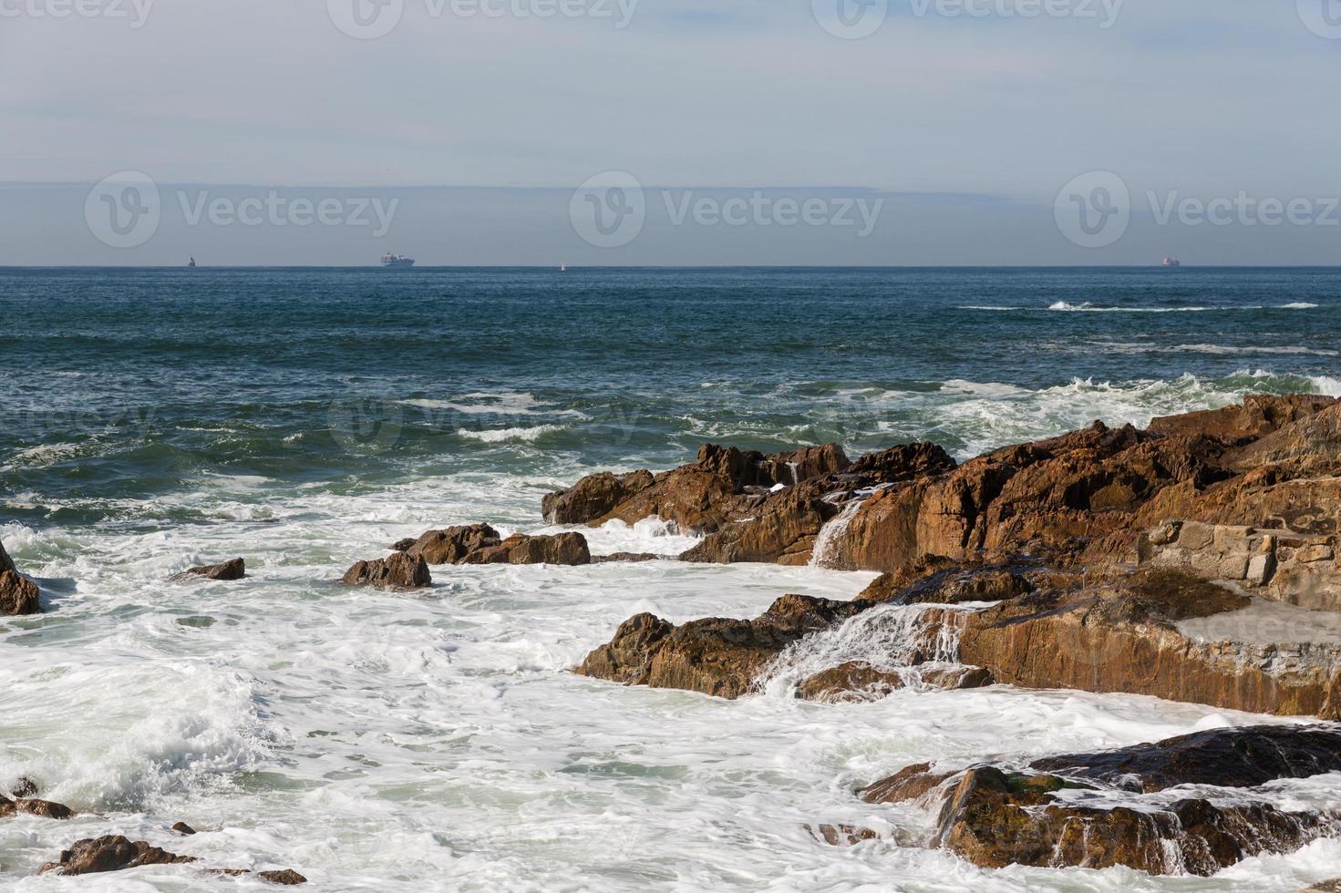 Wellen über der portugiesischen Küste foto