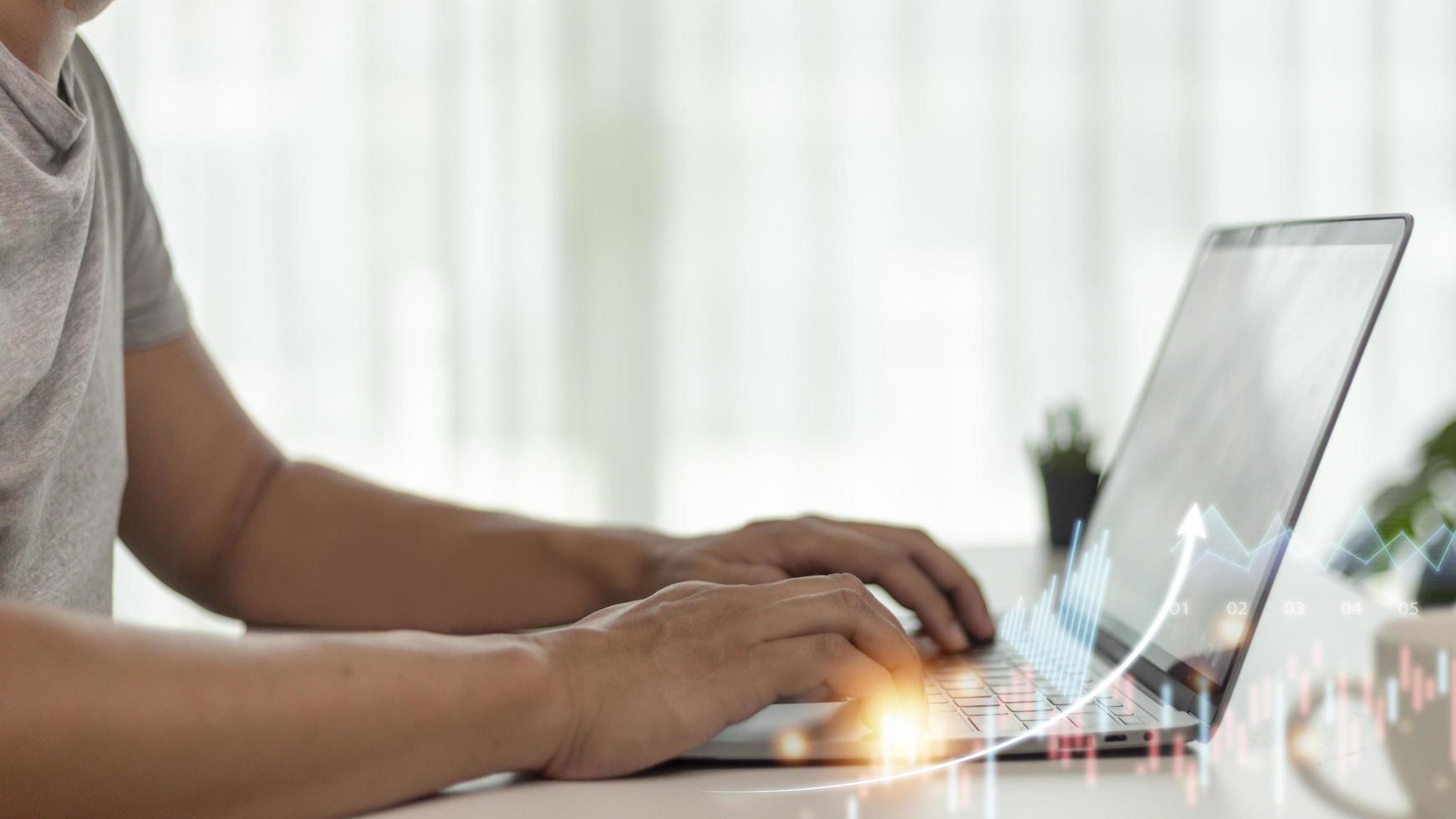 geschäftsfrau verwendet laptop, analysen und finanz- und banktechnologiekonzept, diagramm vom computerlaptop, geschäftswachstumskonzept foto