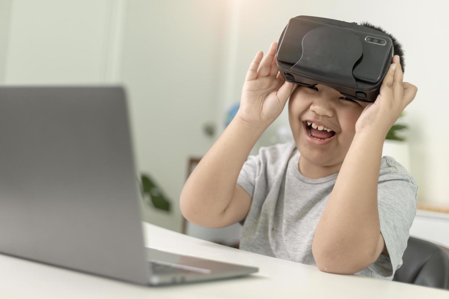 Schüler mit vr-Brille im Klassenzimmer. unverändert, Bildung, Virtual-Reality-Simulator, Technologie und Schulkonzept. foto