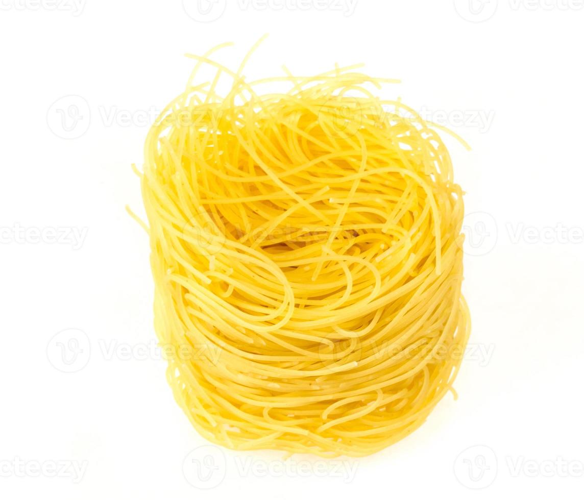 ein Teil der italienischen Pasta Tagliatelle, isoliert auf weiss foto