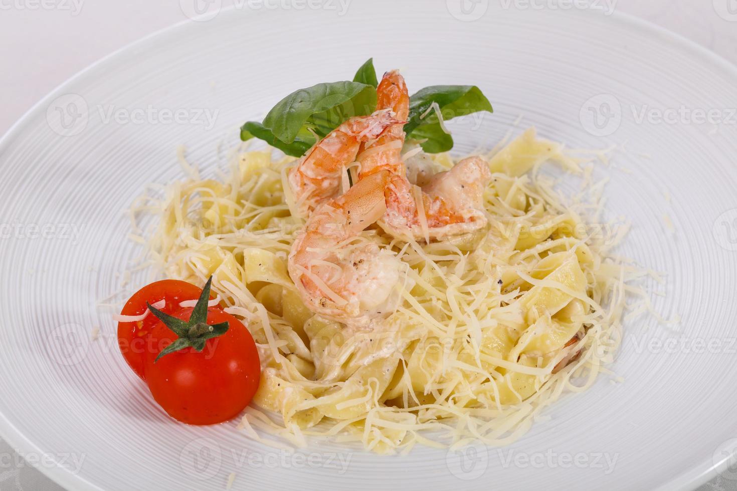 Italienische Pasta Linguini mit Garnelen foto