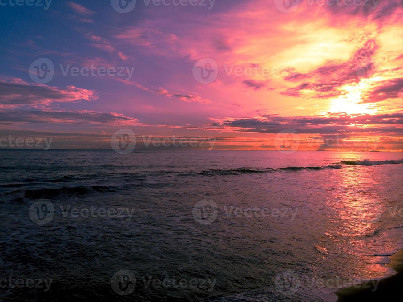 Dramatische Küstenlandschaft mit bunten Wolken foto