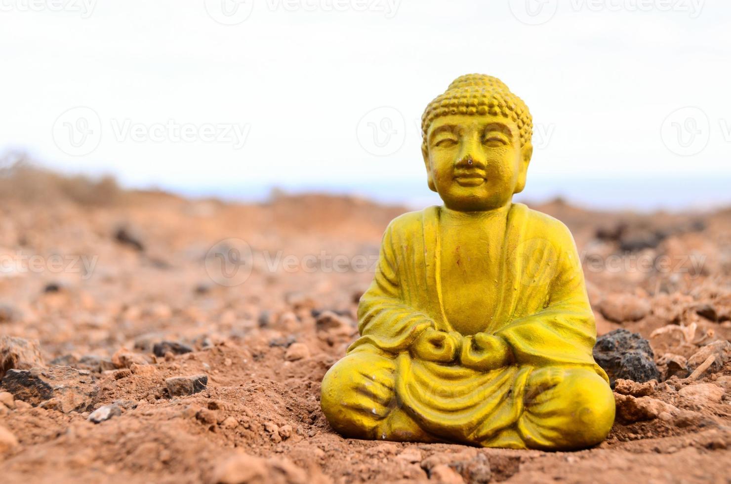 eine alte Buddha-Statue foto