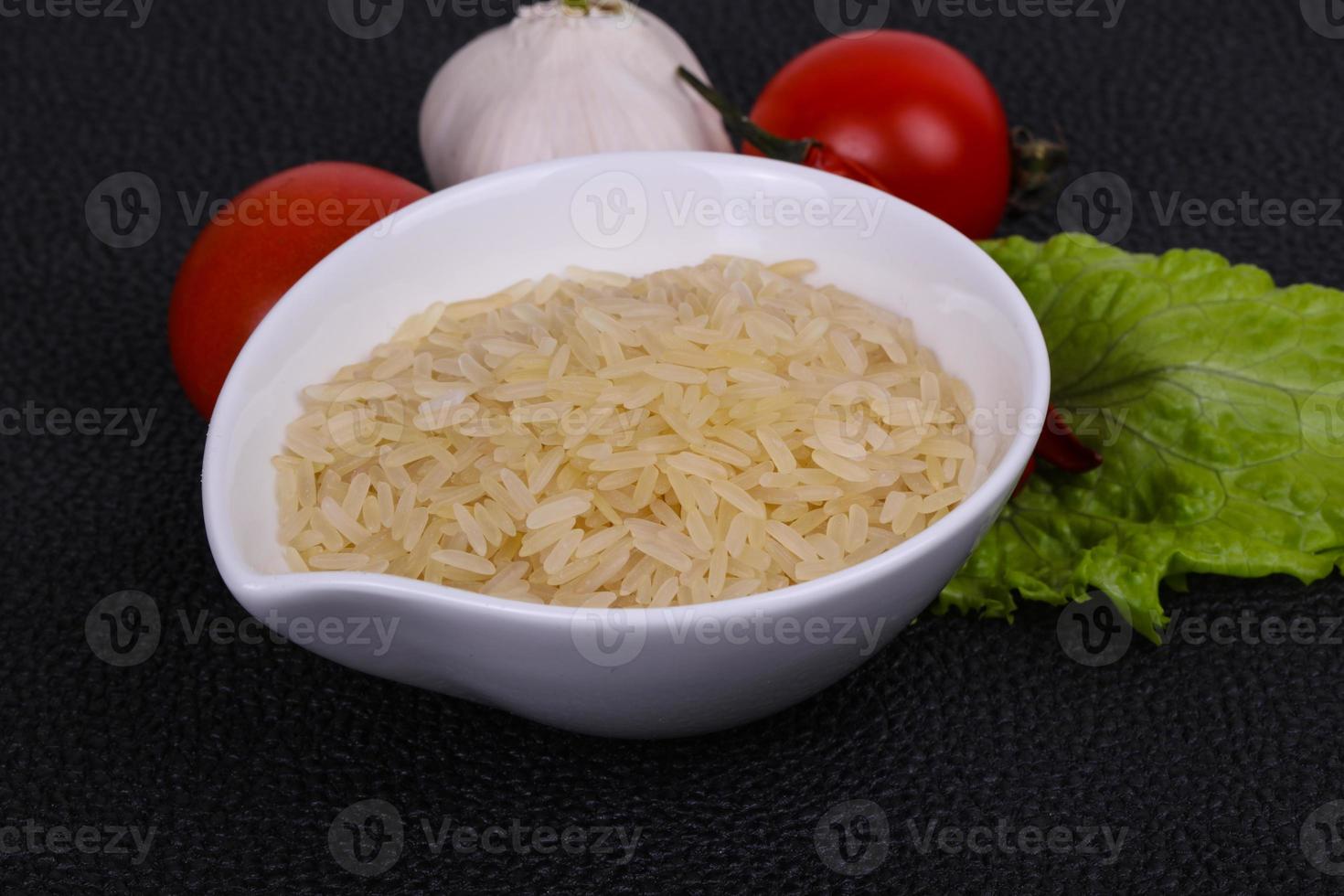 roher, ungekochter Reis in der Schüssel foto