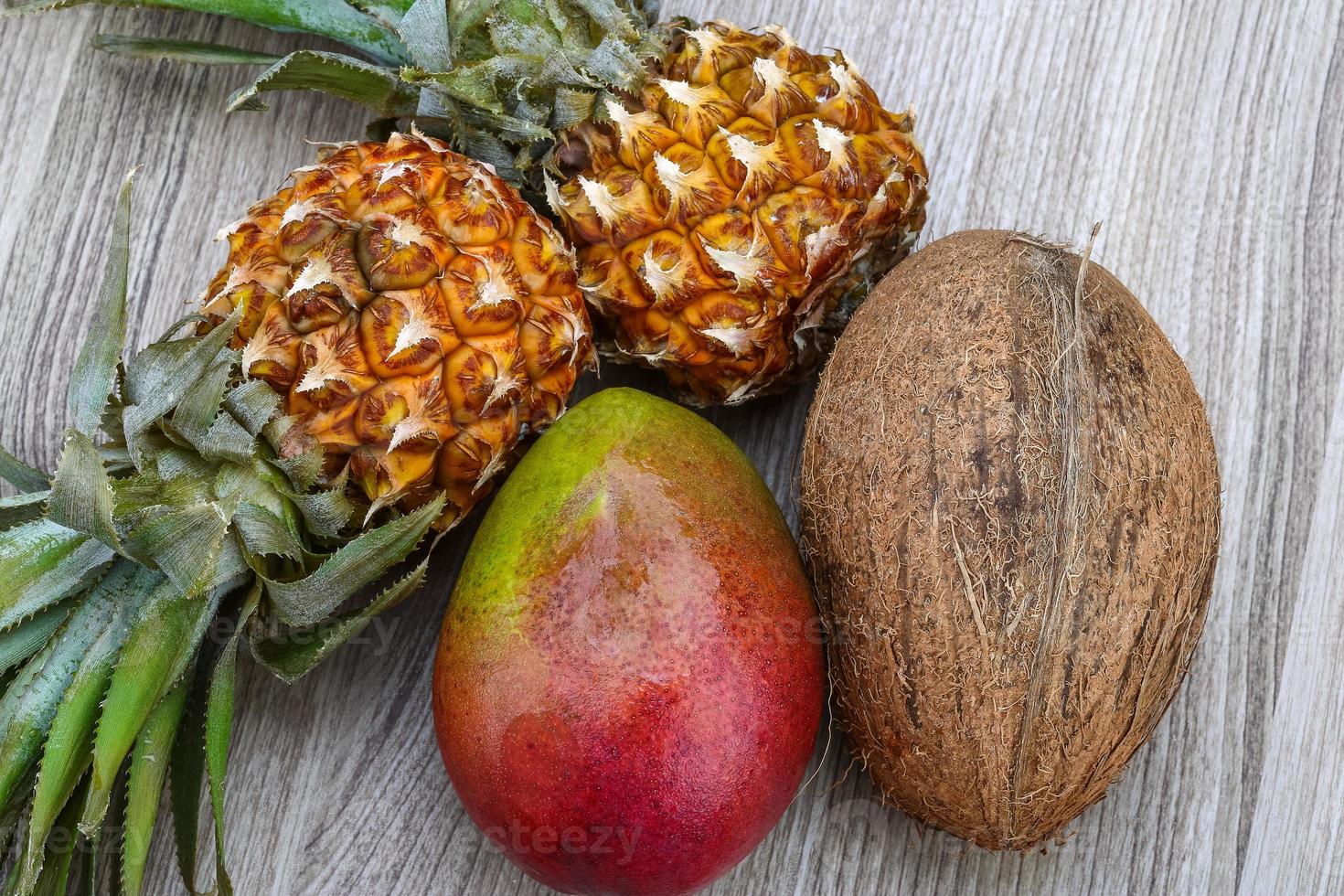 Ananas, Mango und Kokosnuss foto