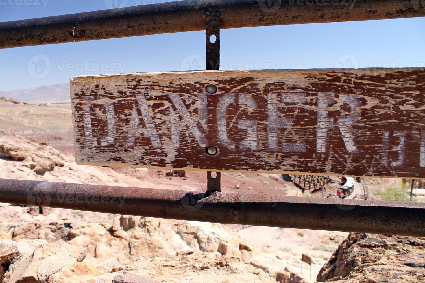 Gefahrenzeichen in einer Geisterstadt im Death Valley, Kalifornien foto