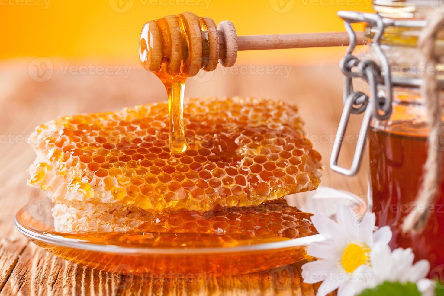 frischer Honig mit Schöpflöffel foto