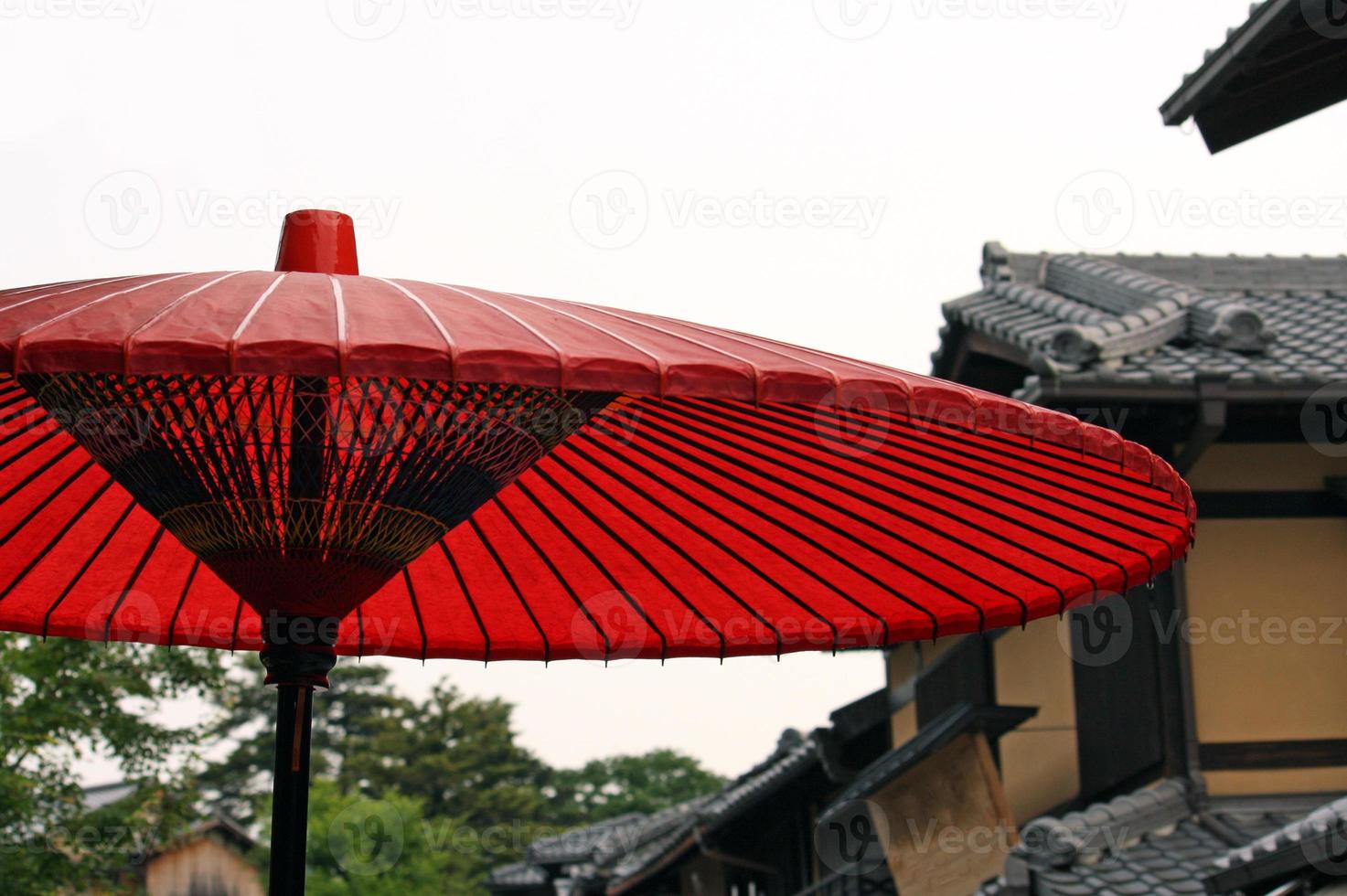 traditioneller japanischer sonnenschirmpapierregenschirm in kyoto, japan foto