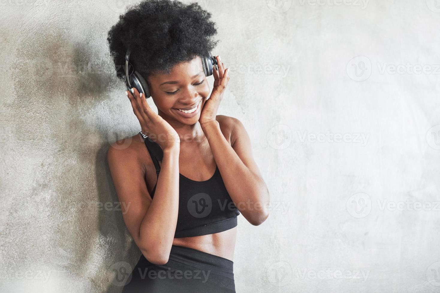 hochwertige Ausstattung. Porträt eines afroamerikanischen Mädchens in Fitnesskleidung, das nach dem Training eine Pause macht foto