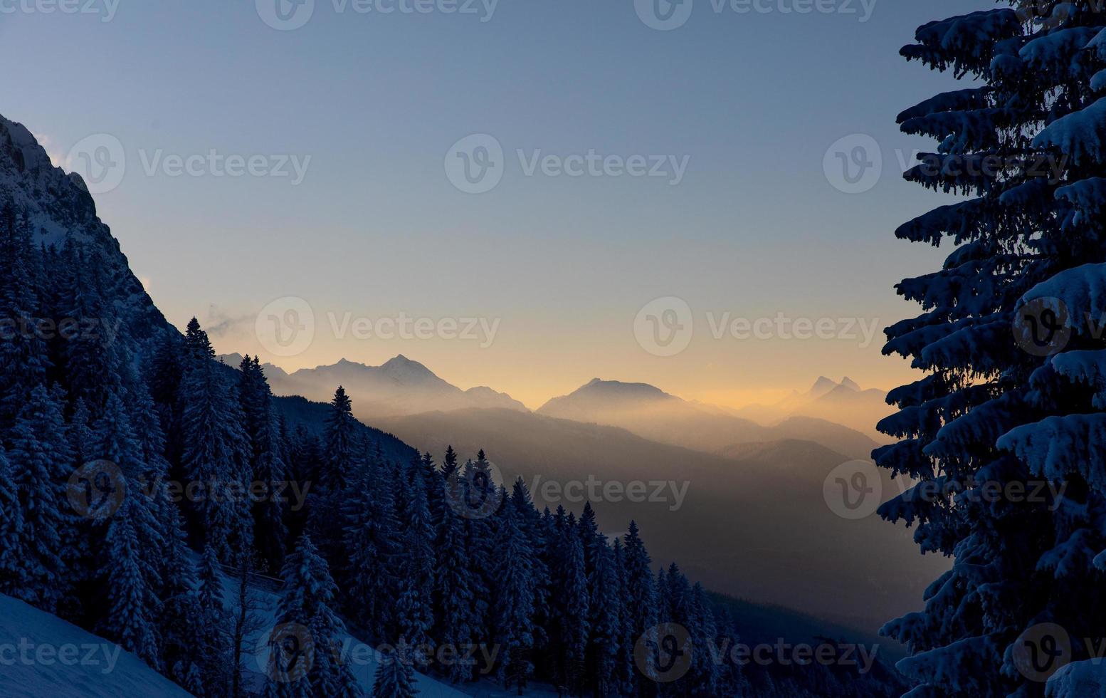 Wintersonnenuntergang in den bayerischen Alpen foto