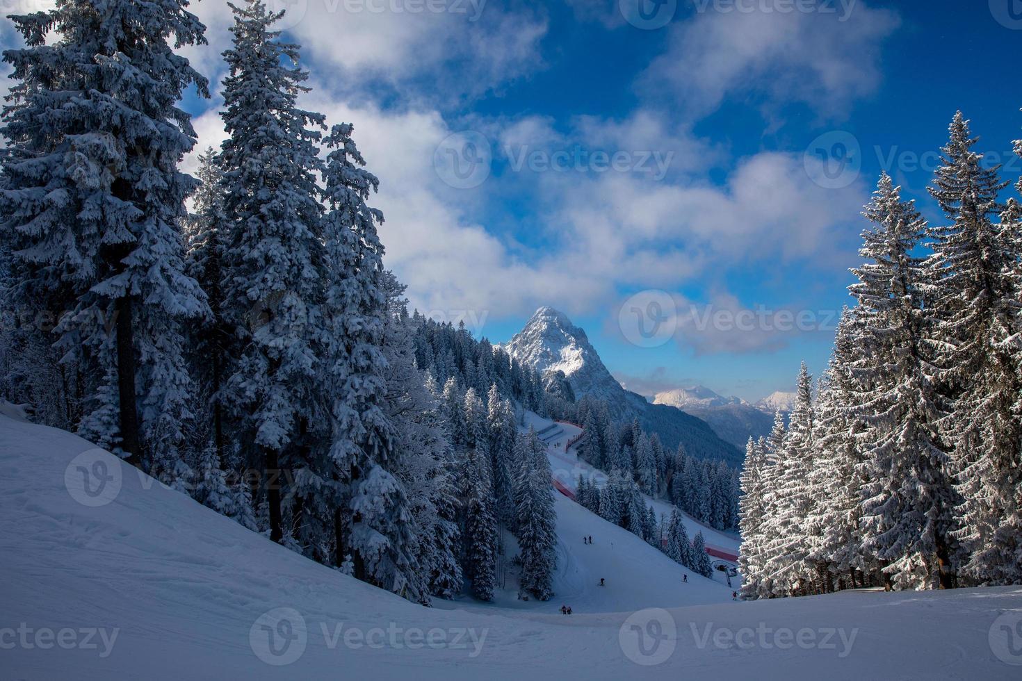 Skipisten mit Blick auf den majestätischen Alpengipfel in Garmisch Partenkirchen foto