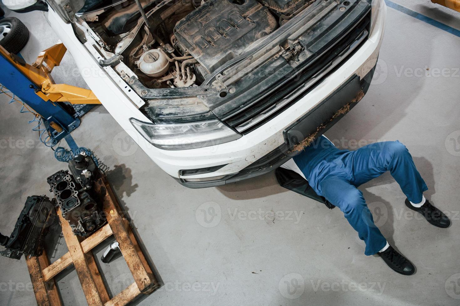 berufliche Tätigkeit. mitarbeiterin in blauer uniform arbeitet im autosalon foto