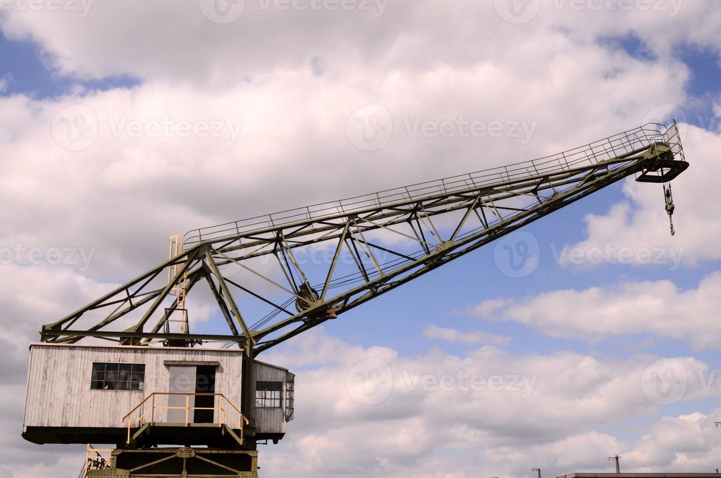 alter Vintager Hafenkran aus Holz foto