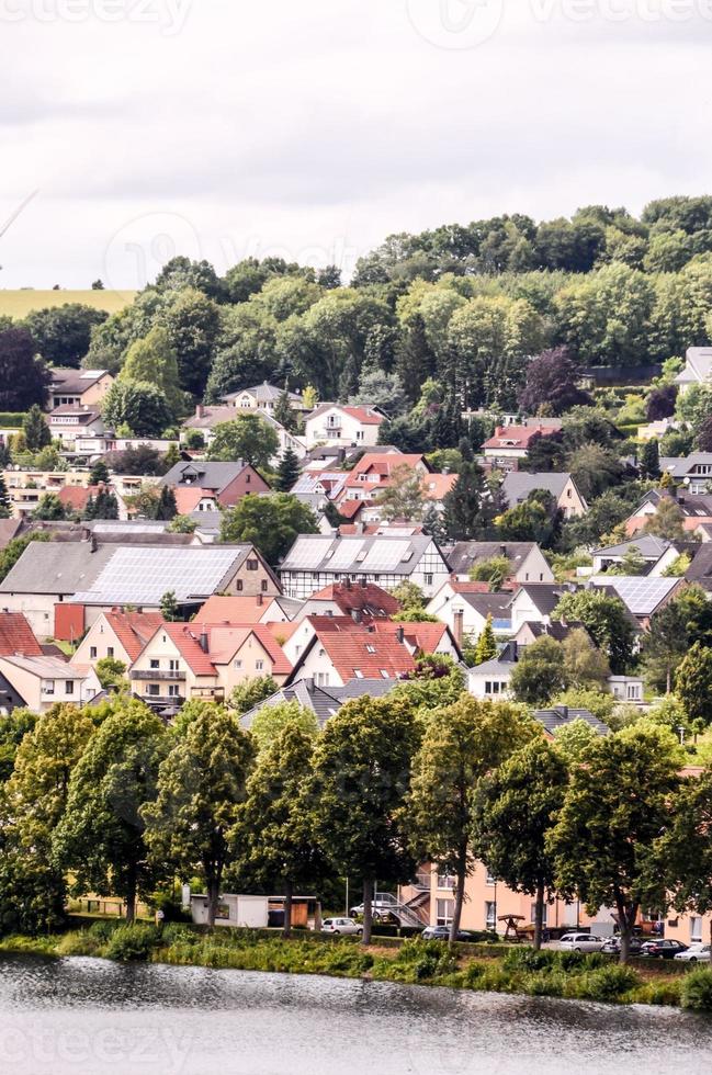 altes europäisches dorf am see foto