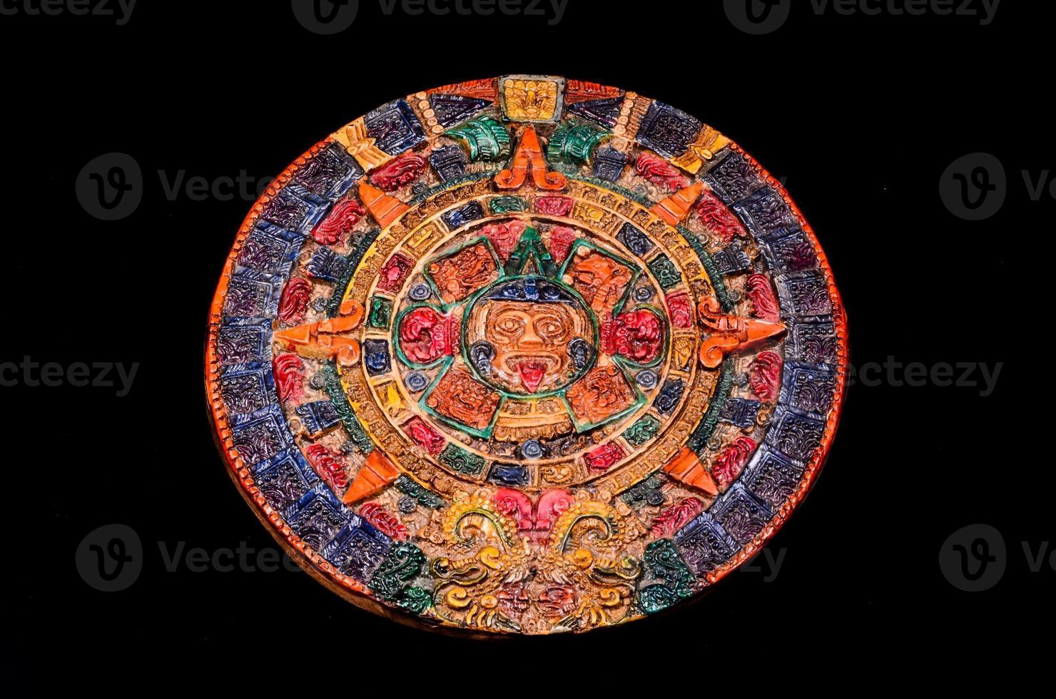 typischer Maya-Kalender aus farbigem Ton foto