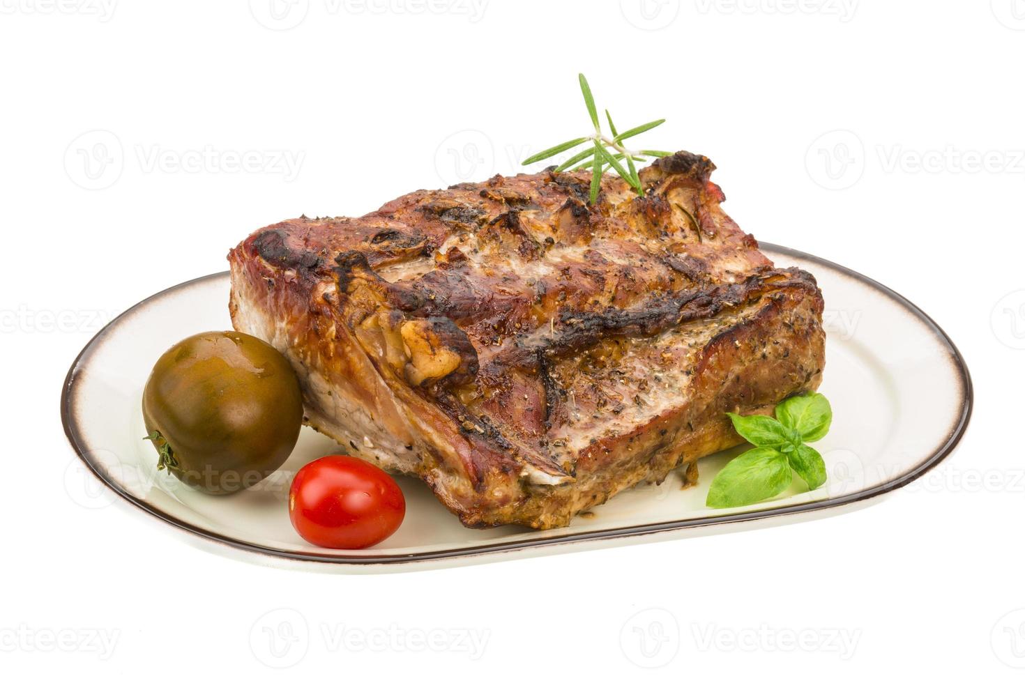 gegrilltes schweinefleisch auf weiß foto