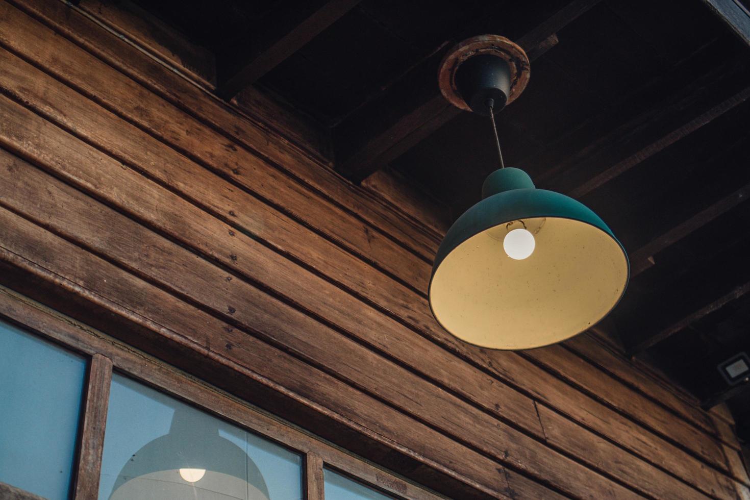 vintage alte lampe in der dämmerung, sonnenuntergangslampe, blauer himmel foto