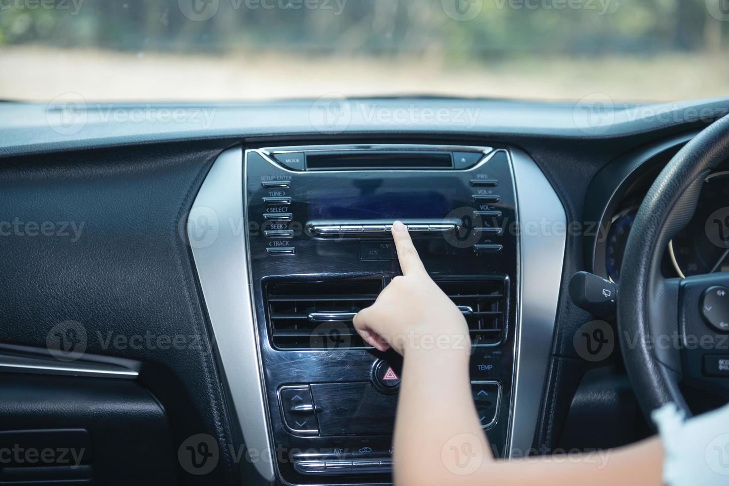 Hand einer Frau, die das Auto-Klimasystem einschaltet, Knopf auf dem  Armaturenbrett im Auto-Panel, Auto-Auto-Klimaanlage Auto-Armaturenbrett.  Radio-Nahaufnahme. Frau stellt Radio auf. 8496137 Stock-Photo bei Vecteezy