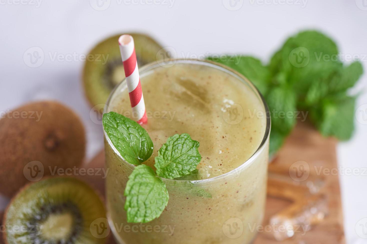 frische hausgemachte Kiwi-Smoothies mit Milch, Minze und Honig. Gesundes Bio-Getränk. Nahaufnahme und selektiver Fokus. frisch gemischte grüne früchte, wohlbefinden und gewichtsverlustkonzept. foto