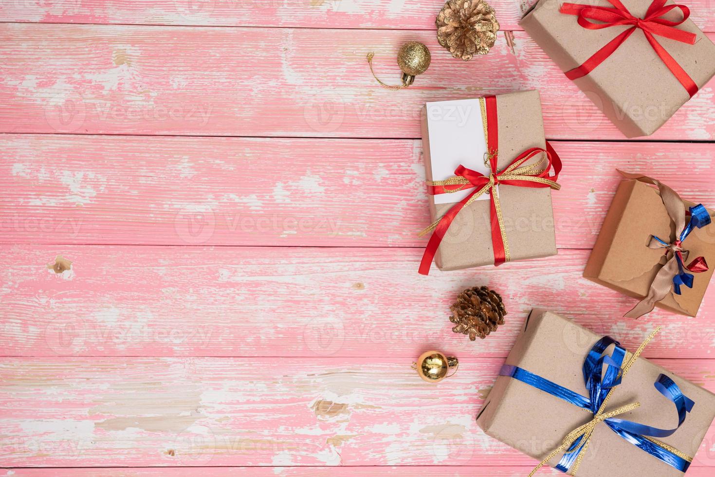 weihnachtsgeschenk einkaufen hintergrund. Ansicht von oben mit Kopierbereich. Geschenkboxen aus Bastelpapier, die vom Seil auf blauem Hintergrund gebunden sind, Ansicht von oben. flache Laienkomposition zum Geburtstag. foto