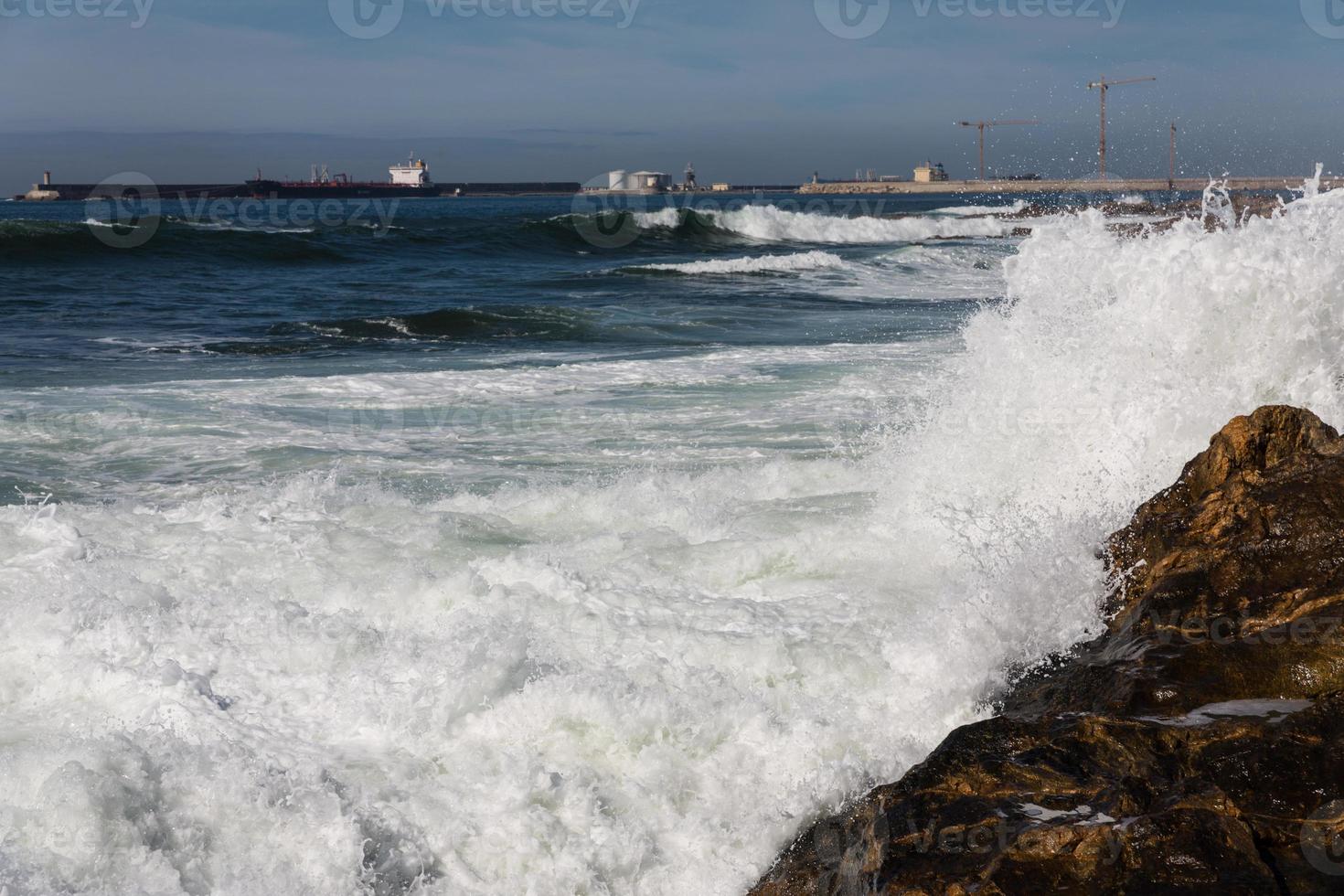 Wellen über der portugiesischen Küste foto