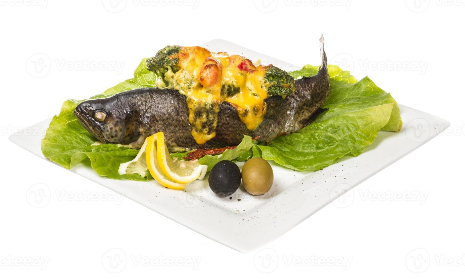 Forellenfisch gebacken mit Garnelen und Blumenkohl foto