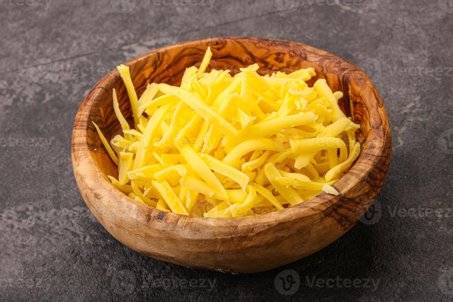 zerkleinerter gelber Käse in der Schüssel foto