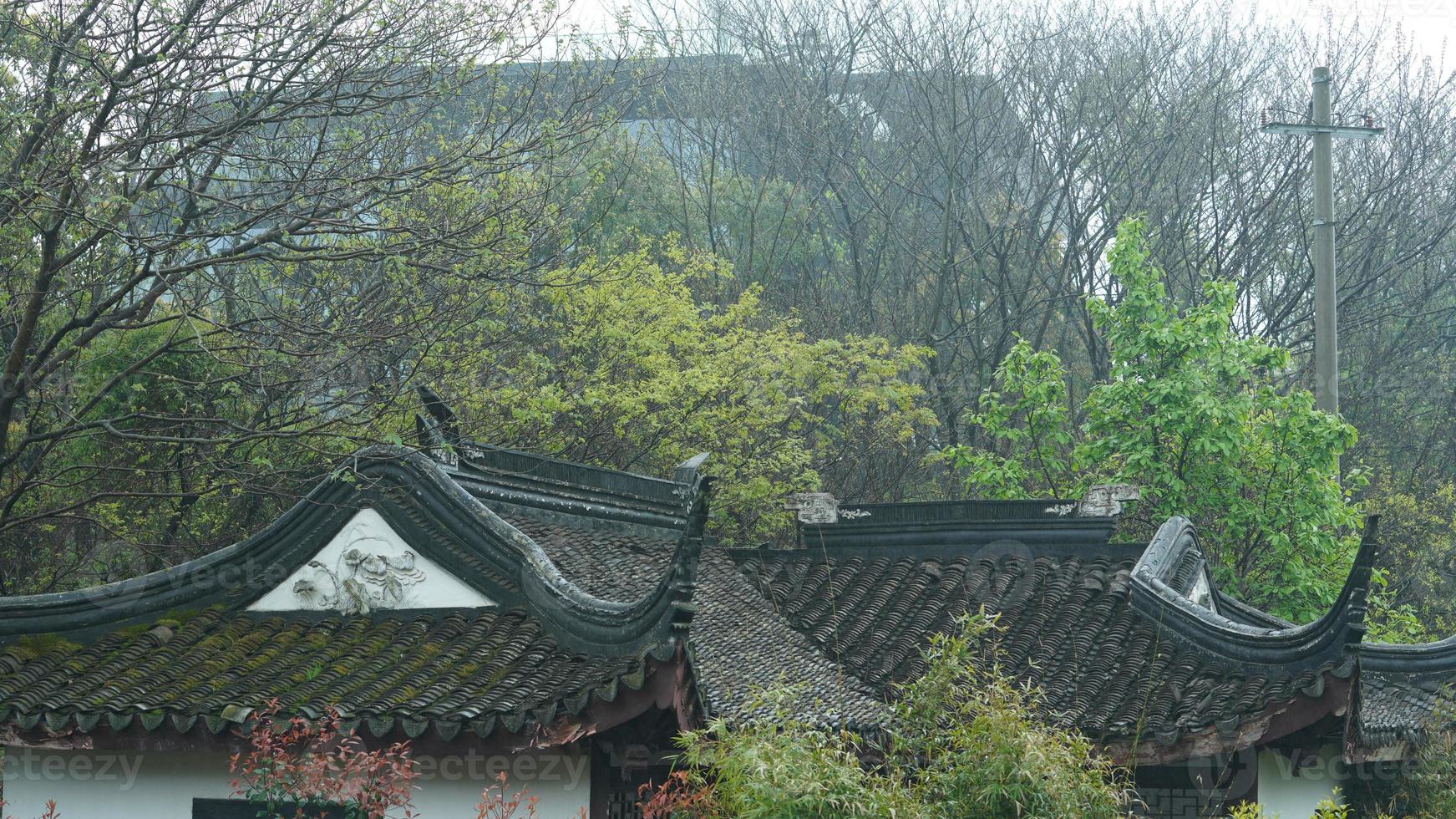 Die schöne Aussicht auf das chinesische Dorf auf dem Land mit den alten traditionellen Gebäuden, umgeben von der natürlichen Umgebung foto