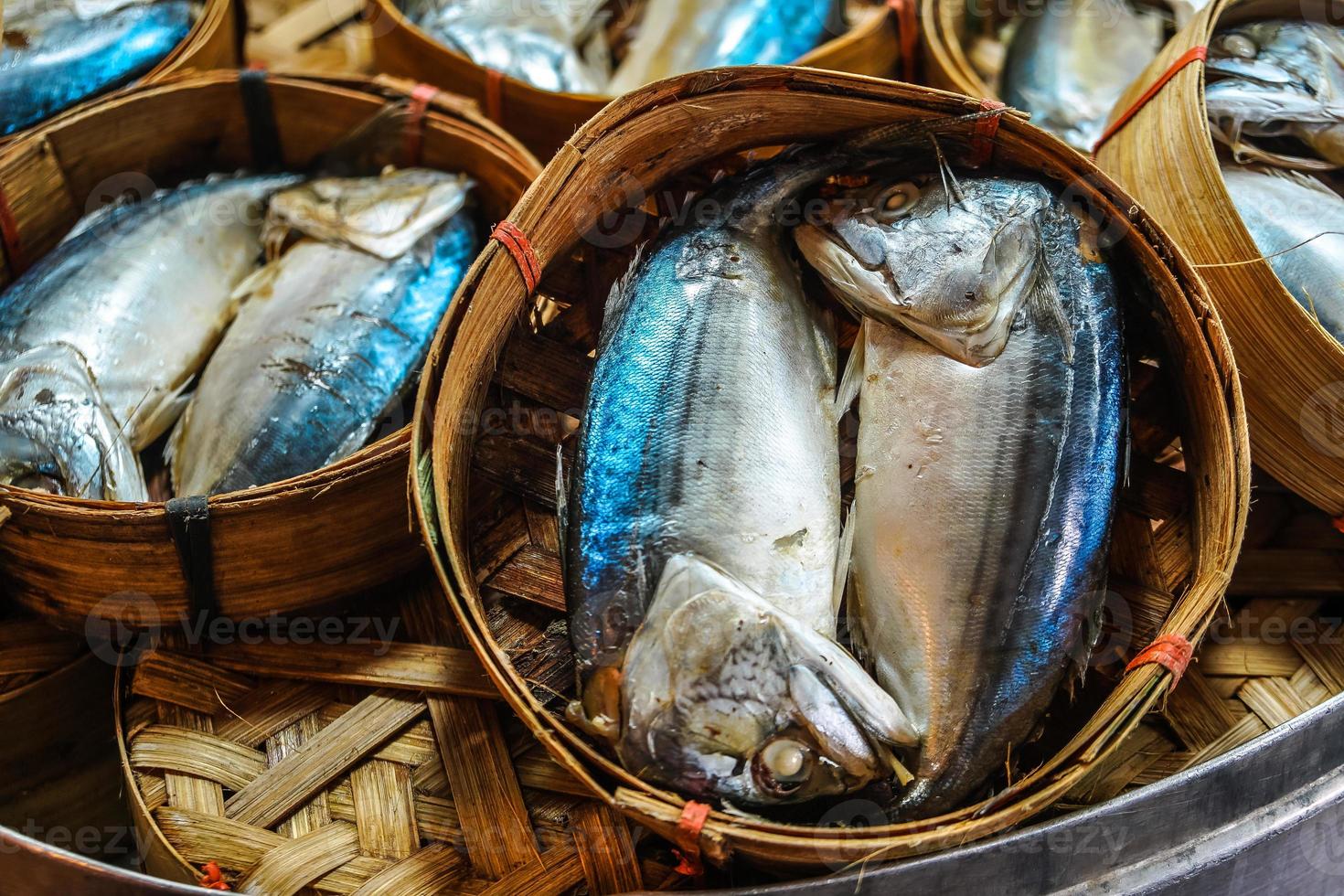 Nahaufnahme des berühmten thailändischen traditionellen gedämpften Makrelenfisches im Korbbambus oder Weidenkorb auf dem thailändischen Markt. foto