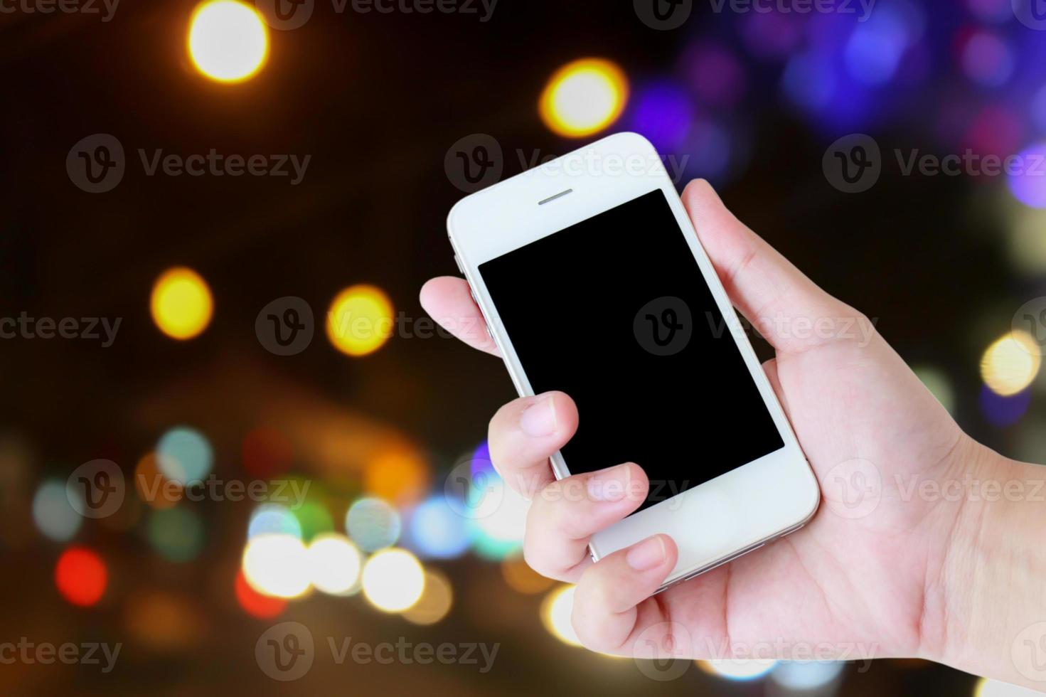 Geschäftskonzept, Hand, die Mobile mit Ampel unscharfem Hintergrund hält foto