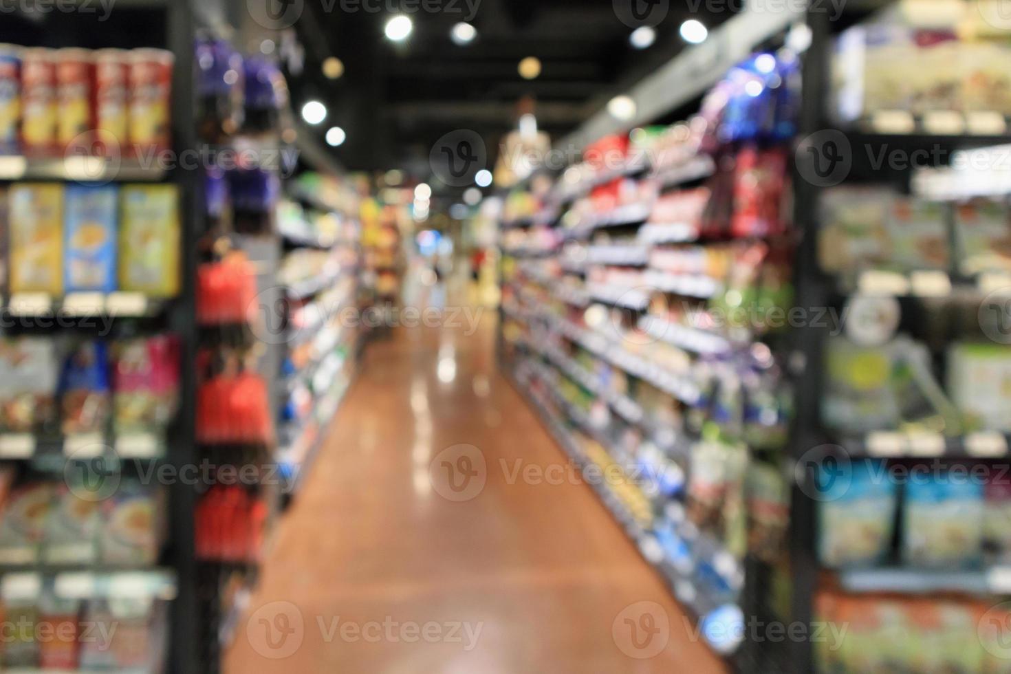 abstrakter Unschärfe-Supermarktgang defokussierter Hintergrund foto