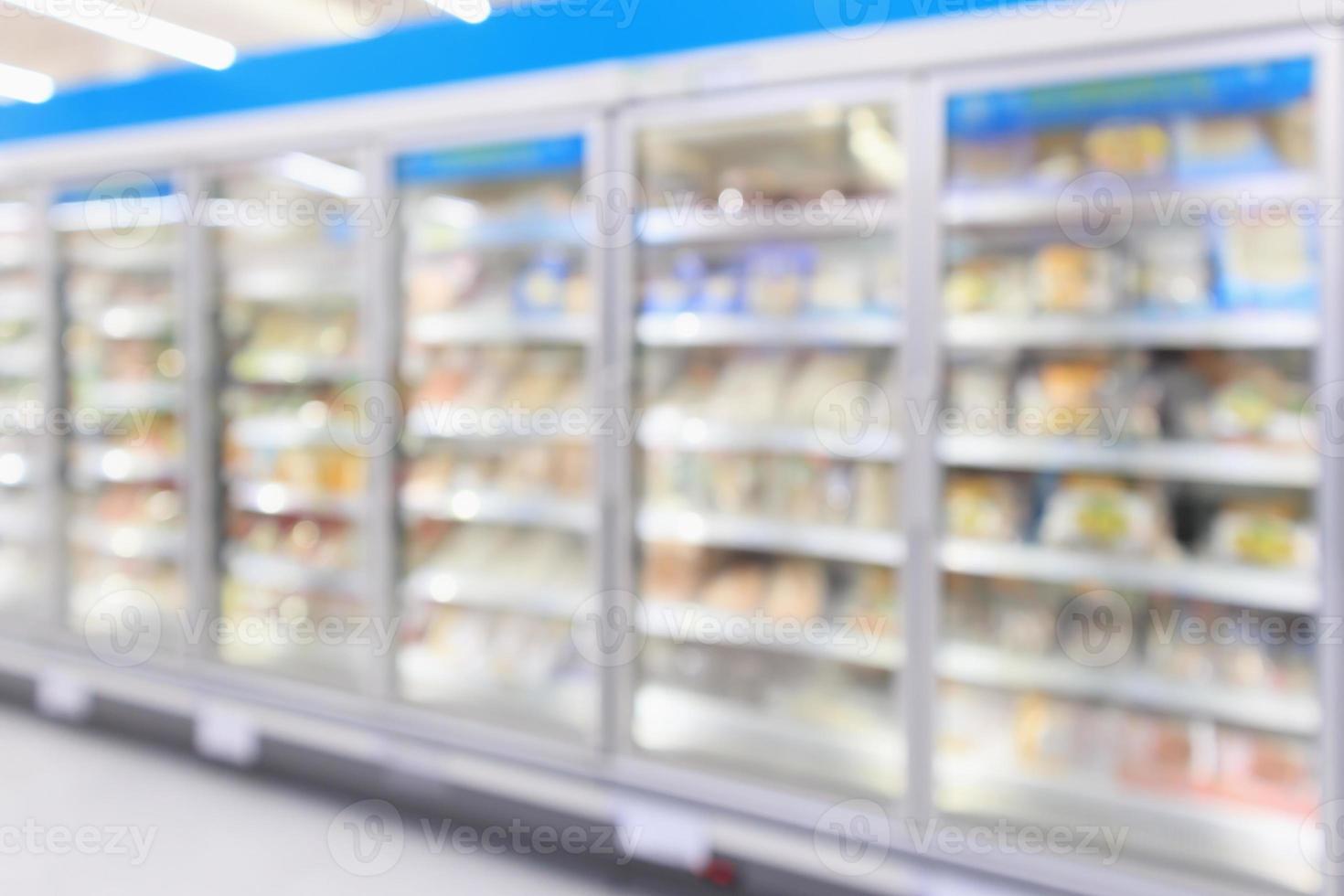 Supermarkt kommerzielle Kühlschränke mit Gefrierfach, die gefrorene Lebensmittel abstrakten Unschärfehintergrund zeigen foto