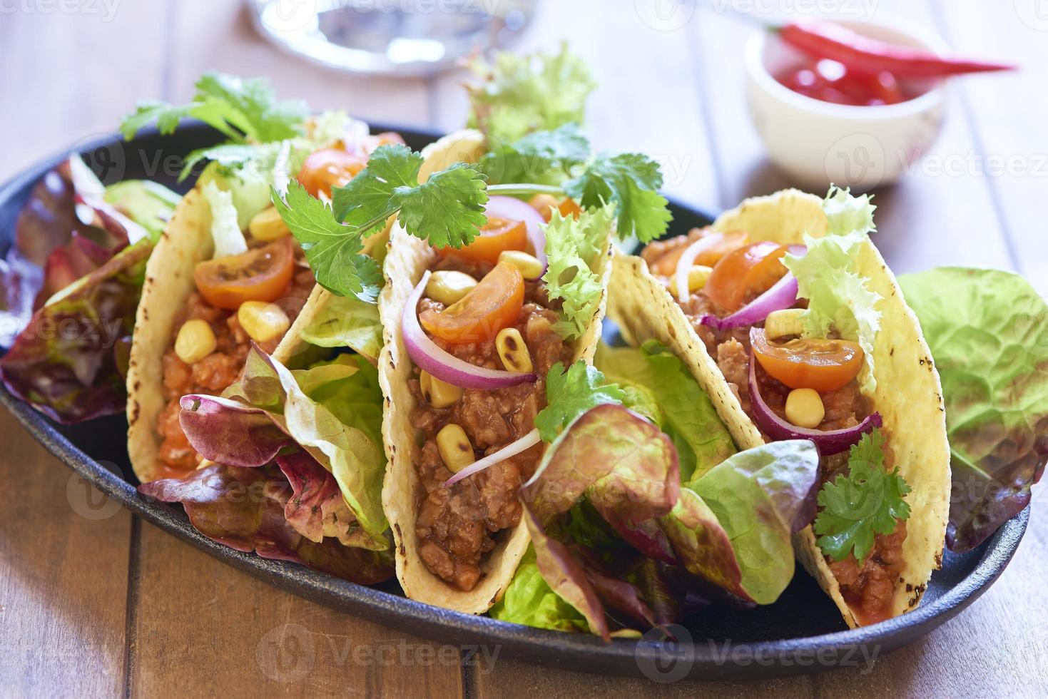 Teller mit Taco, Salat und Tomatendip foto