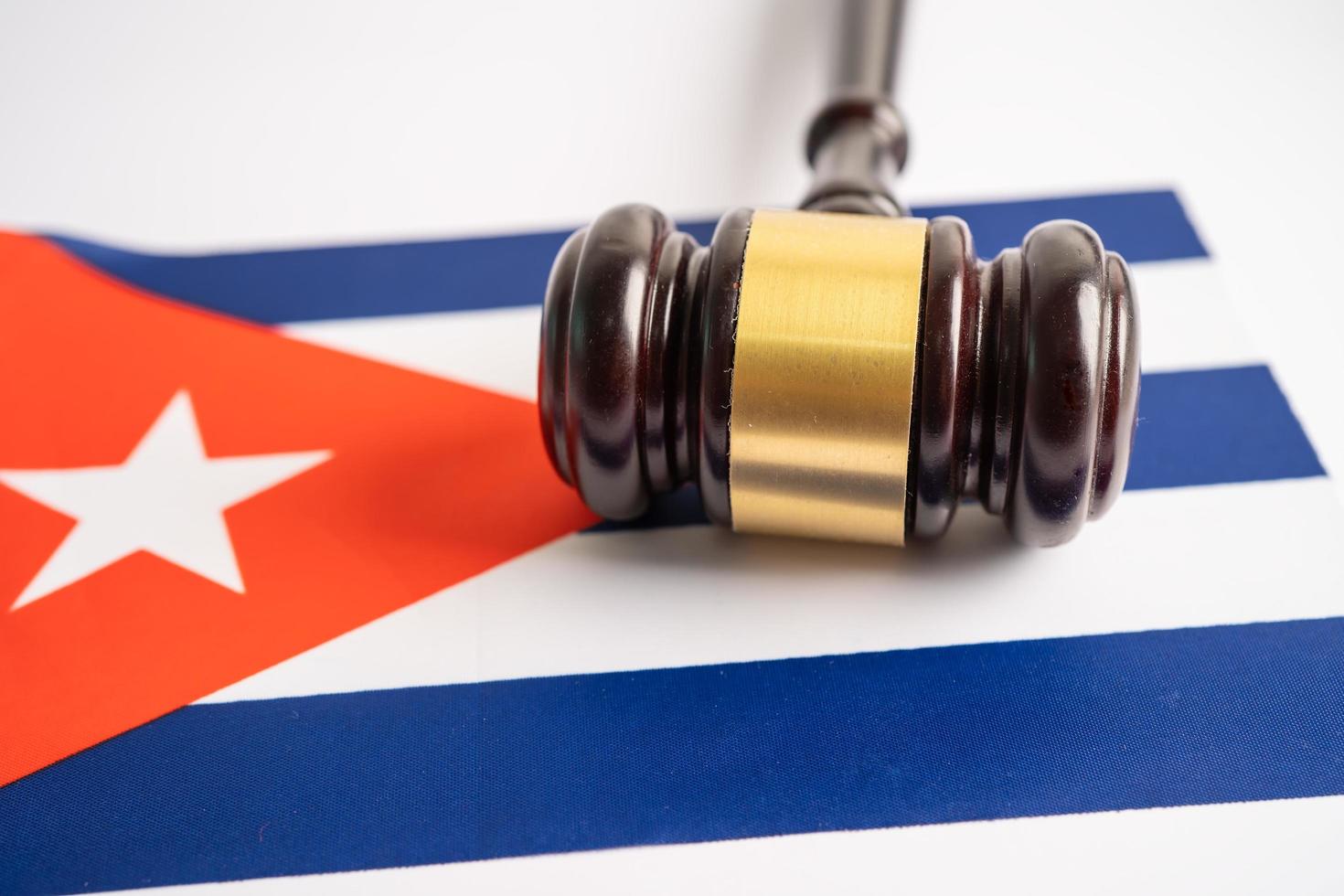 kubanische flagge mit hammer für richteranwalt. konzept des rechts- und justizgerichtshofs. foto