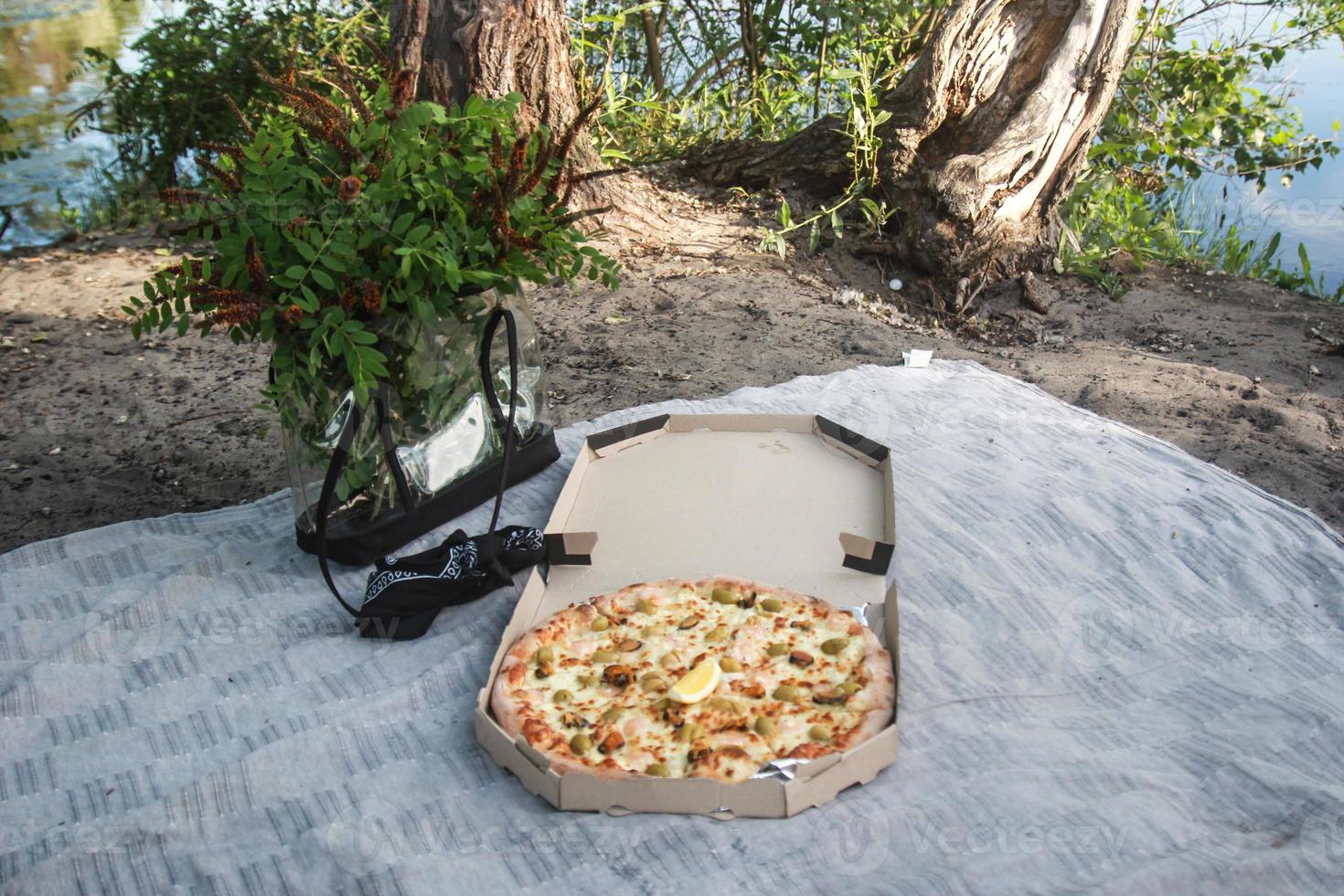 Picknick. Pizza im Freien, Essen im Freien. schöne grüne Natur am See foto