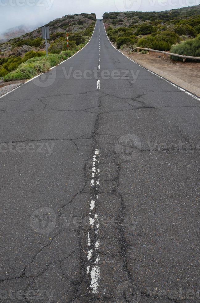 straße an bewölktem tag im el teide nationalpark foto