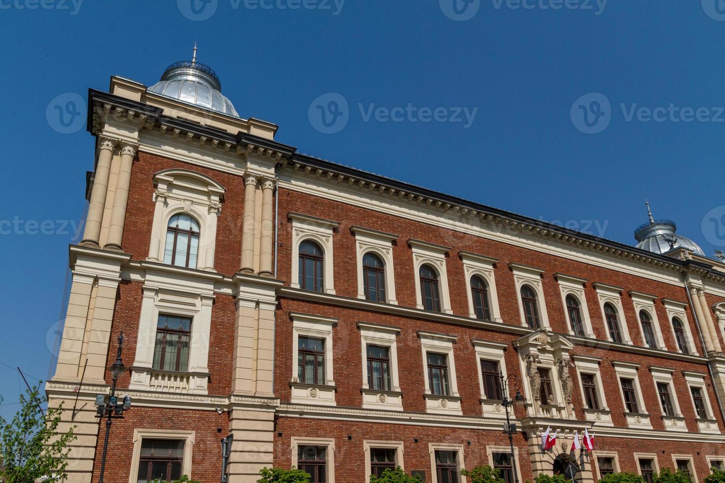 schöne fassade des alten stadthauses in krakau, polen foto