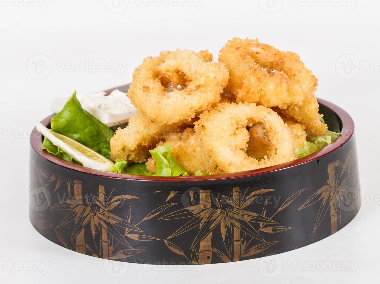 frittierte Tintenfischringe Calamari mit grünem Salat foto