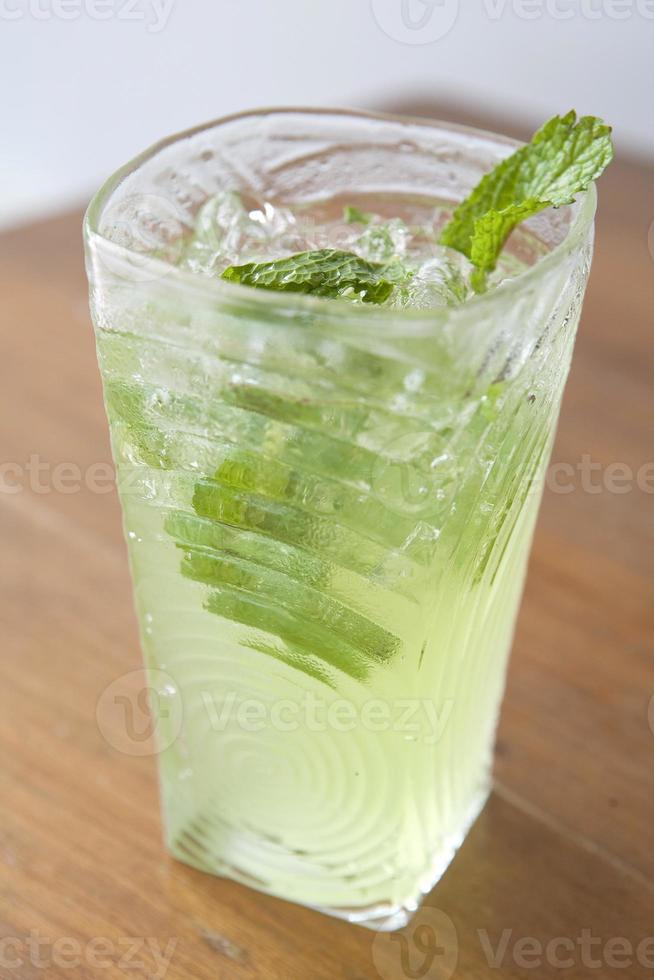 Mojito-Cocktail auf dem Tisch foto