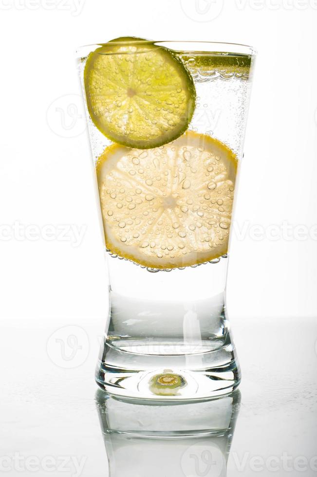 Glas Wasser mit Zitronenscheibe foto