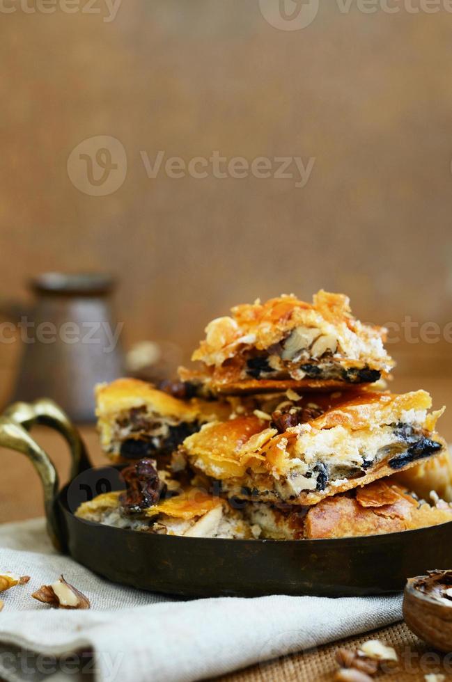 Baklava - orientalische Süßigkeit mit Honig, Walnuss und Rosine foto