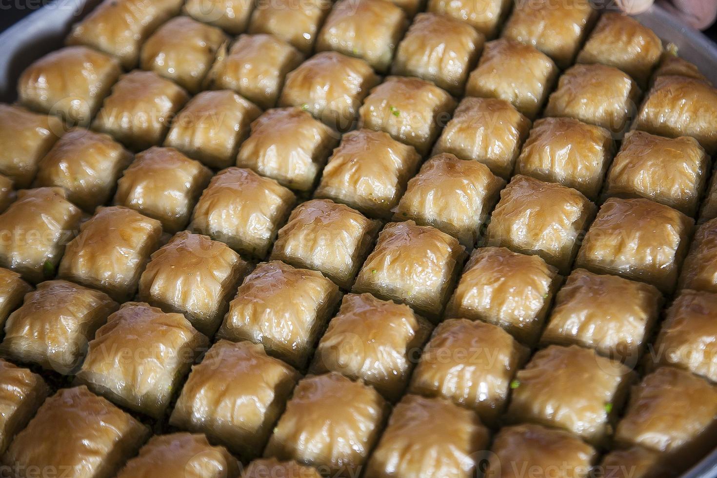 Baklava, türkisches Dessert aus dünnem Gebäck, Nüssen und Honig foto