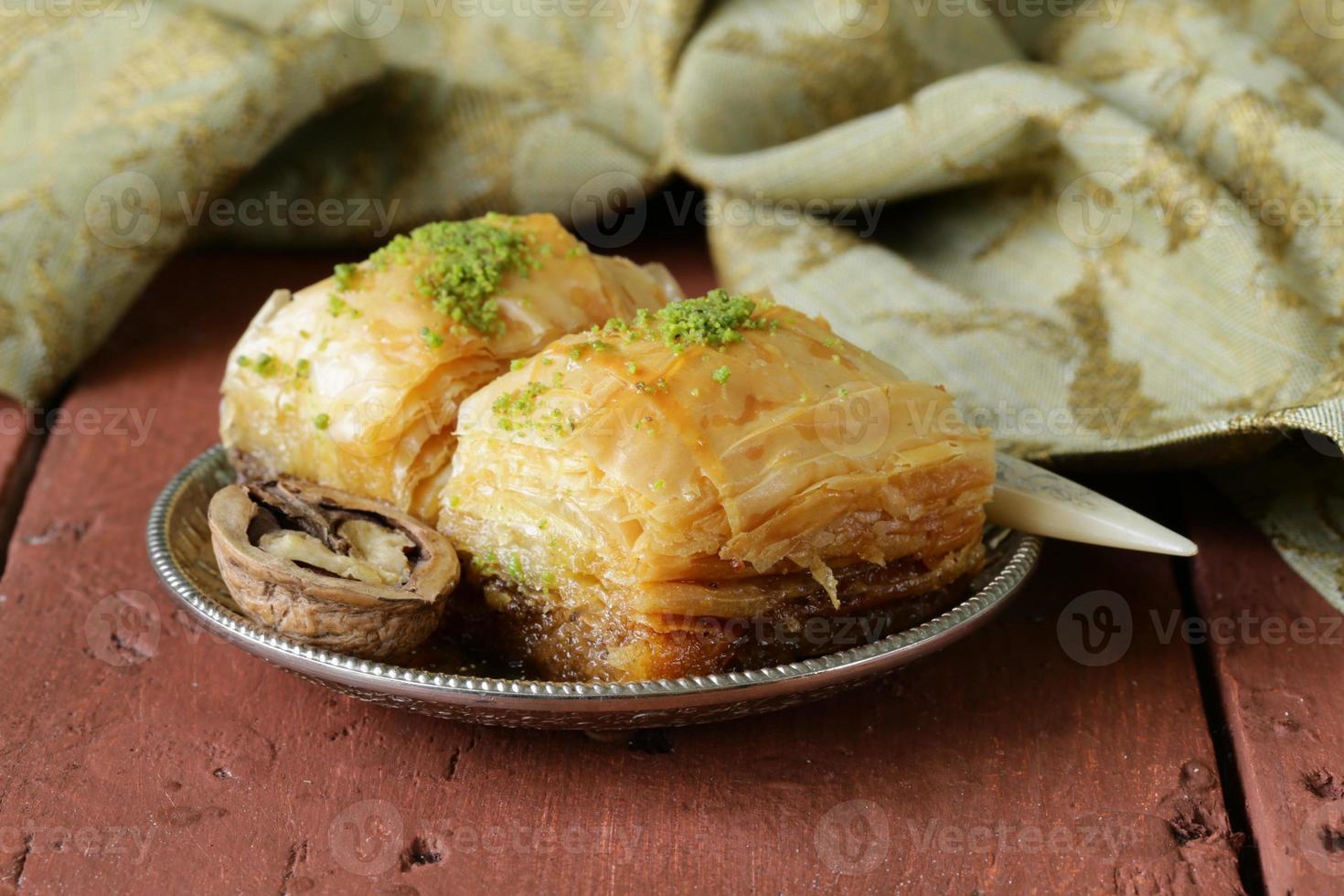 türkisch-arabisches Dessert-Baklava mit Honig und Nüssen foto