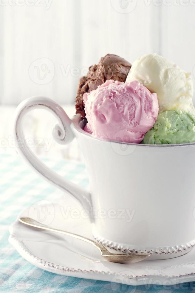 Eiskugeln in einer eleganten weißen Tasse foto